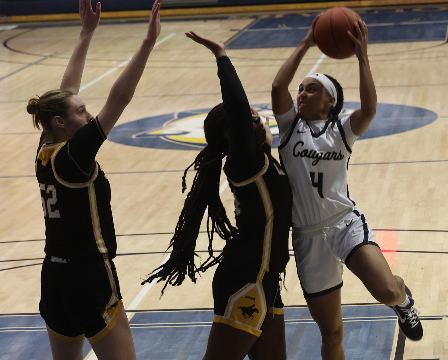 Jayla Owen drives to the bucket.