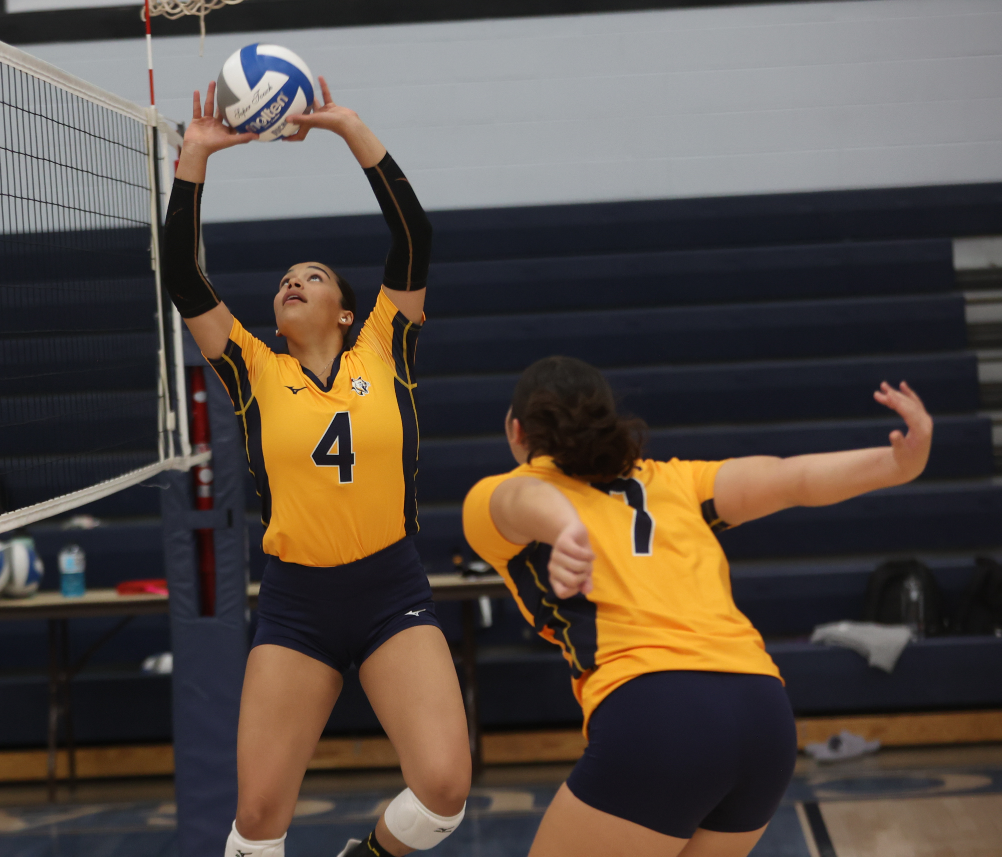 Shanelle Martinez sets during a scrimmage.
