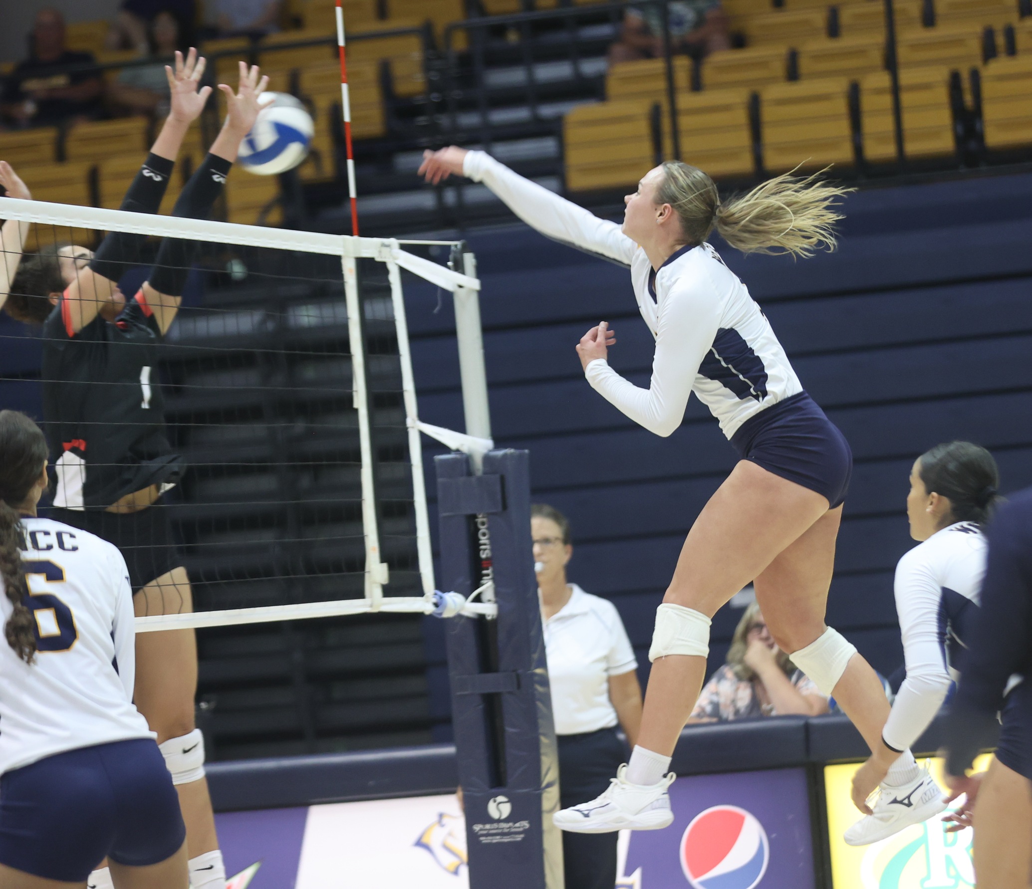 Lilly Zwart goes for a kill against Casper.